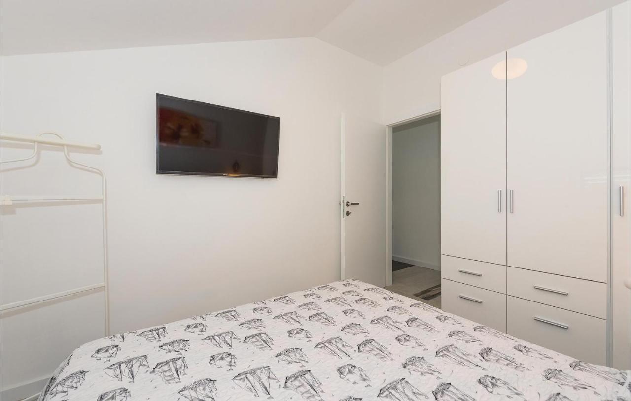 Cozy Apartment In Brodarica With Wifi エクステリア 写真