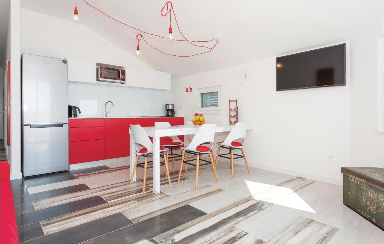 Cozy Apartment In Brodarica With Wifi エクステリア 写真